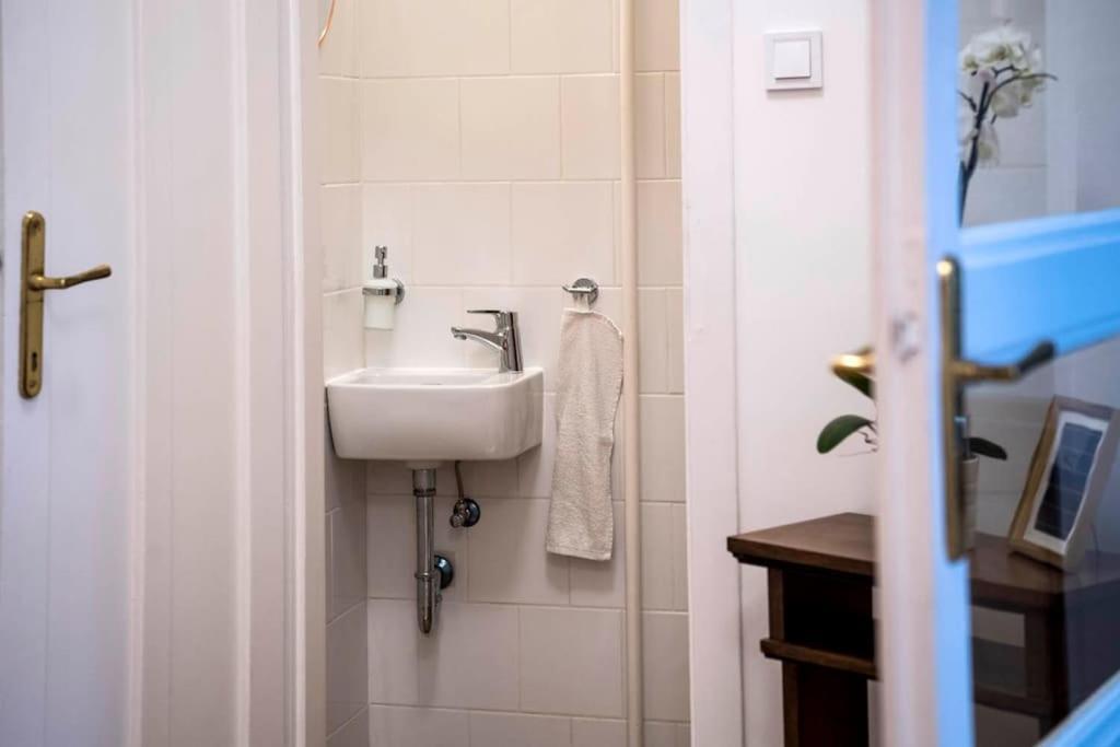 Gorgeous Flat Right Near The City Center Budapest Exterior photo